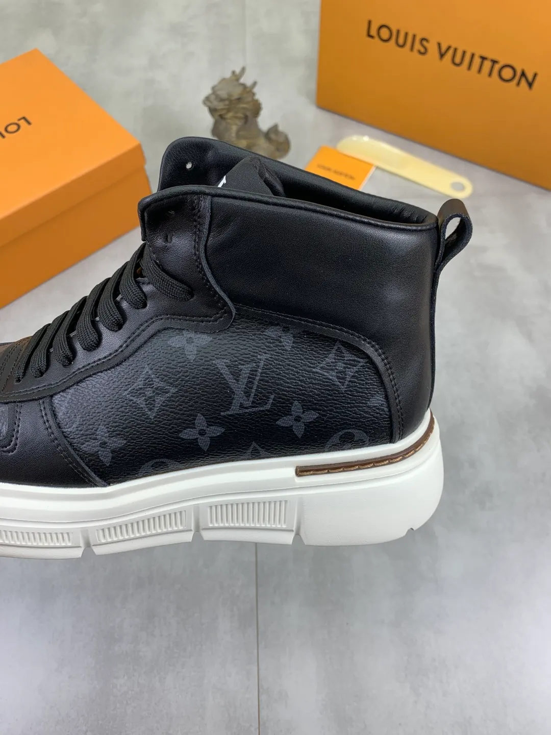 Men's shoes💰P420 💰[New model] (LV) The latest model from the official website🎁🎁Casual and fashionable men's shoes👟, hot style💥The version is simple and elegant, exclusive for trendy men. Unique official website latest brand elements 👑Gucci original decoration, fashionable and generous, the fabric is original frosted calfskin ✅Fully imported first-layer pigskin lining, the official website specifies wear-resistant, lightweight original rubber casual outsole, the classic model is taken in kind🎬38-44 2️⃣ colors available